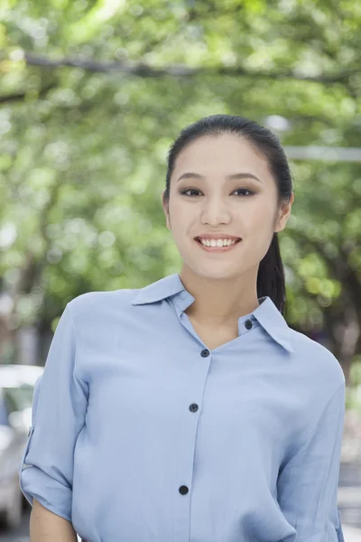 Woman outdoors — Stock Photo, Image