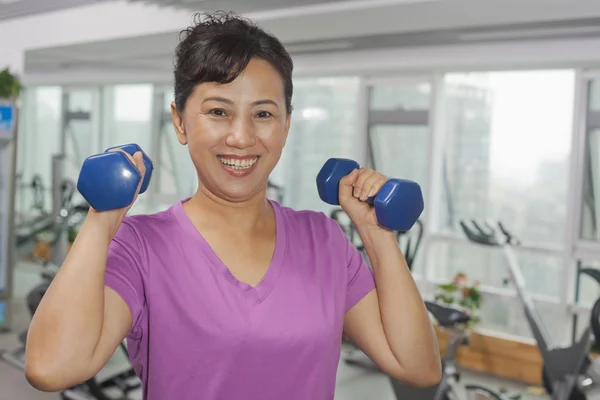 Mujer haciendo ejercicio con pesas — Foto de Stock