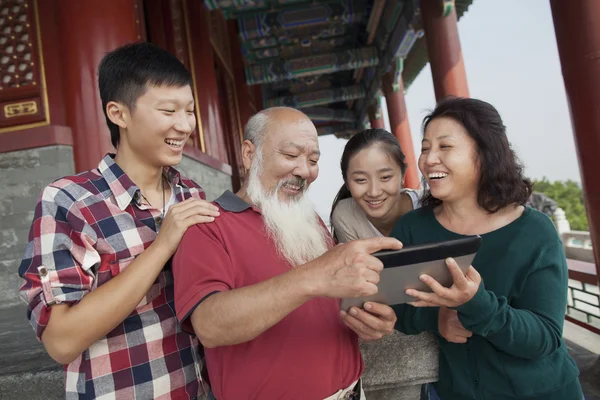Chiński rodziny patrząc na cyfrowe tabletki jing shan Park — Zdjęcie stockowe