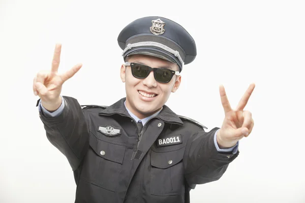 Oficer policji, dając znak pokoju — Zdjęcie stockowe