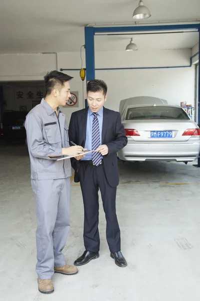 Garage Mechanic Explaining to Customer — Stock Photo, Image