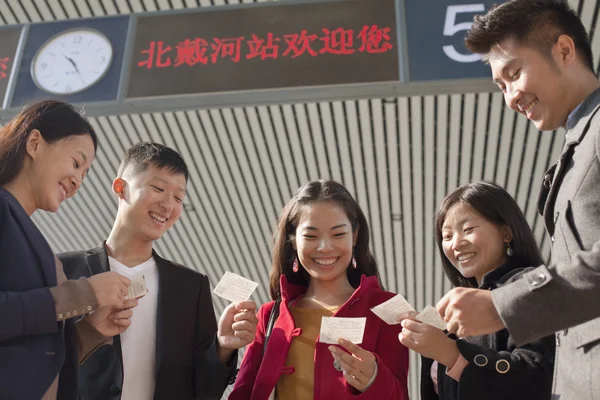 People looking at tickets at the railway station — Stock Photo, Image