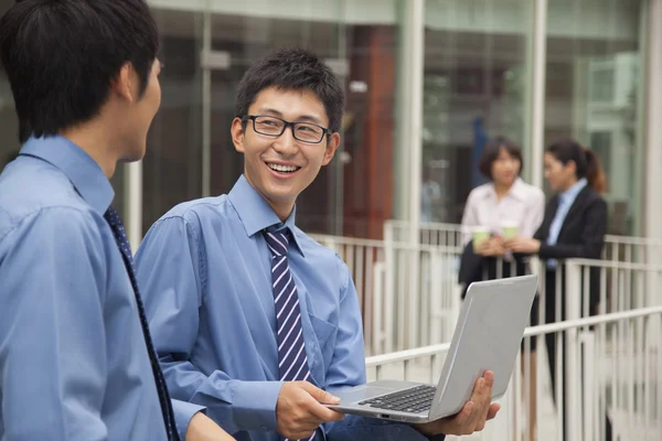 与笔记本电脑工作以外的商人 — 图库照片