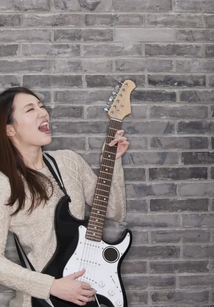 Kadın bir elektro gitar çalmak — Stok fotoğraf