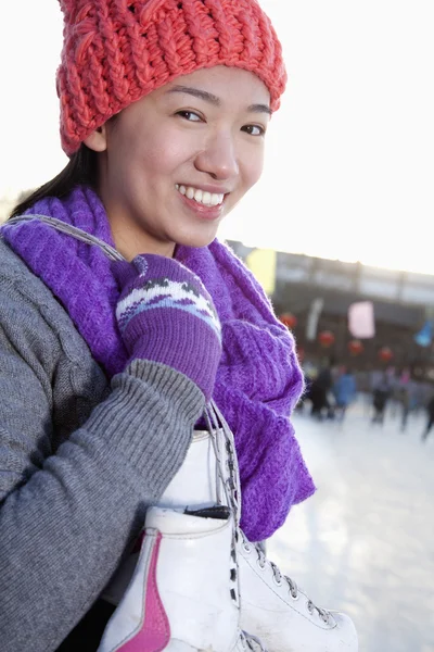 Vrouw op ijsbaan — Stockfoto