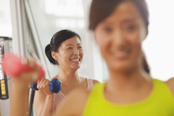 Mujeres maduras levantando pesas en el gimnasio — Foto de Stock