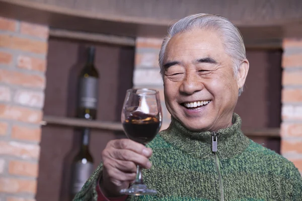 Uomo anziano Holding Bicchiere da vino — Foto Stock