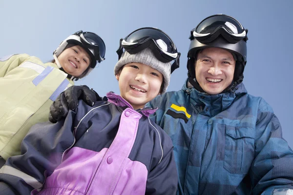 Familie im Skigebiet — Stockfoto