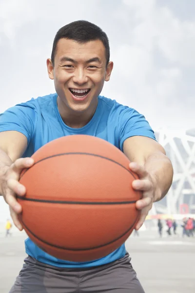 Anak muda memegang bola basket — Stok Foto