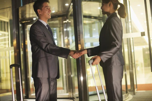 Des hommes d'affaires serrent la main à l'extérieur du bureau — Photo