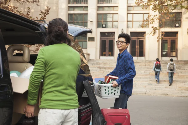 Man moving into dormitory on college campus — Stock Photo, Image