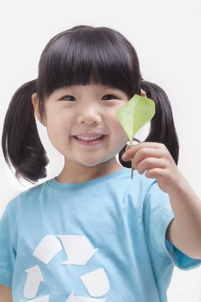 Weinig meisje bedrijf blad — Stockfoto