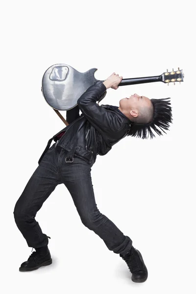 Jovem com punk Mohawk tocando guitarra — Fotografia de Stock