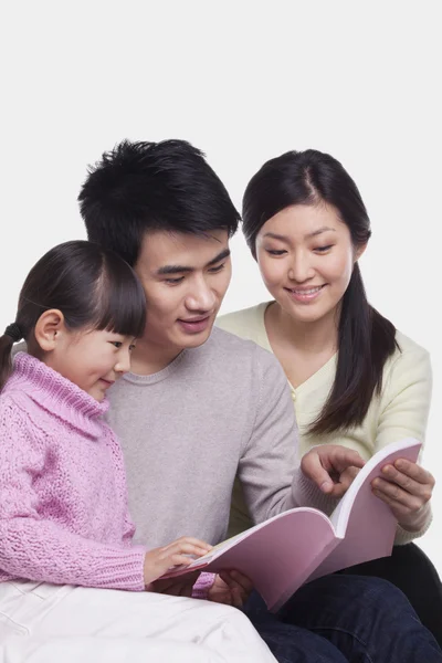 Familie lezen op de Bank — Stockfoto