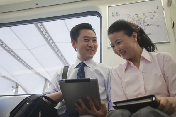 Business couple working in the subway — Stock Photo, Image