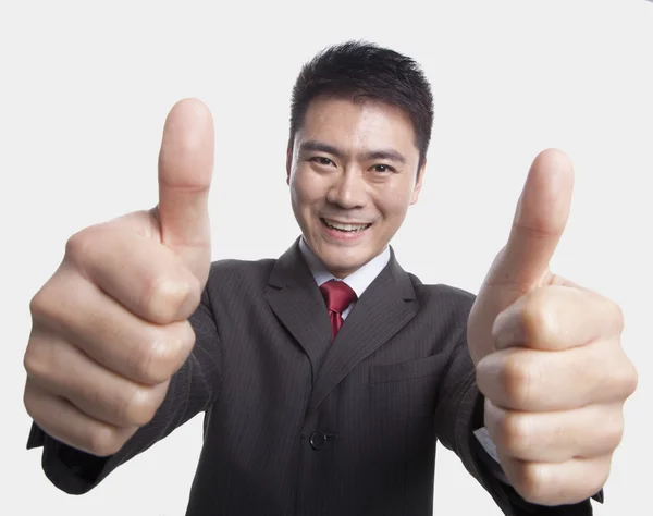 Zakenman geven thumbs-up — Stockfoto