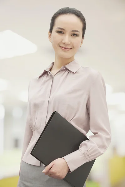 Woman holding file — Stock Photo, Image