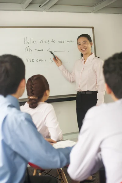 Office worker teaching coworkers — Stock Photo, Image