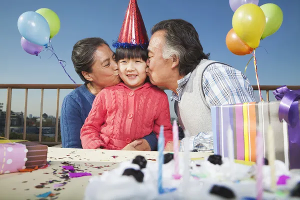 Grands-parents célébrant l'anniversaire de la petite-fille — Photo
