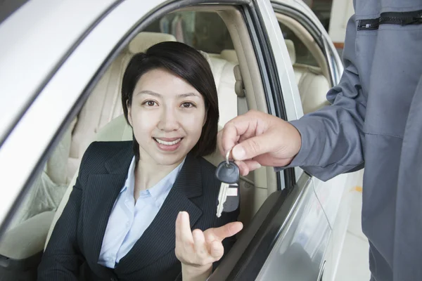 Mechanic Handing Keys to Businesswoman — Stock Photo, Image