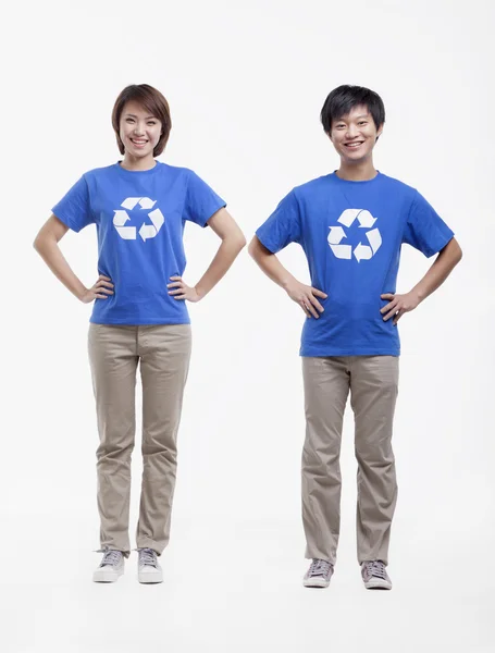 Jovens usando camisetas símbolo de reciclagem — Fotografia de Stock