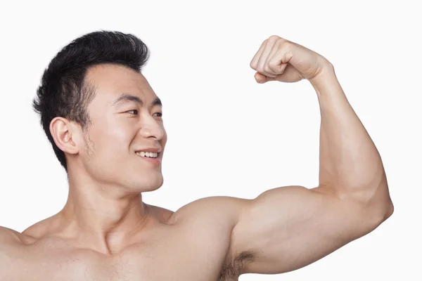 ผู้ชายที่แสดงออก bicep — ภาพถ่ายสต็อก