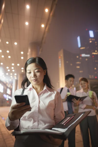 Zakenvrouw met haar mobiele telefoon — Stockfoto