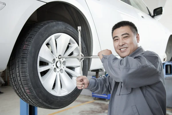 Mechanic Adjusting Tire — Stock Photo, Image