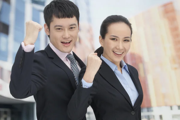 Hombre y mujer de negocios vitoreando —  Fotos de Stock