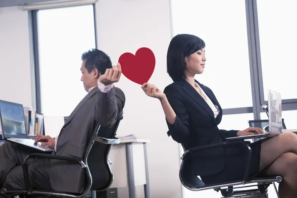 Praca romans między dwojgiem ludzi biznesu — Stockfoto