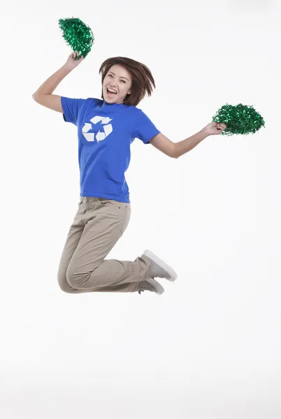 Vrouw met recycling t-shirt juichen met pompoms — Stockfoto