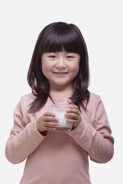 Bir bardak süt bıyığı ile süt içme kız — Stok fotoğraf
