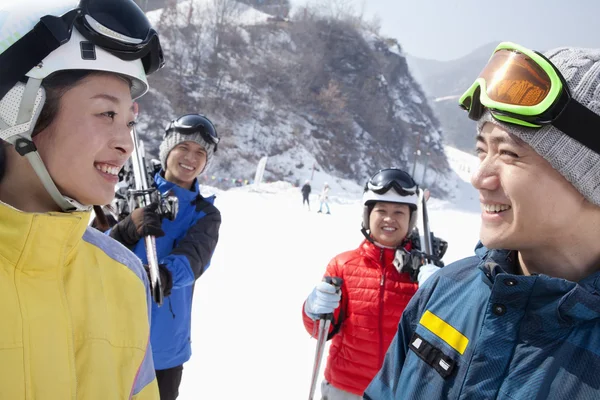 Amigos em Ski Resort — Fotografia de Stock