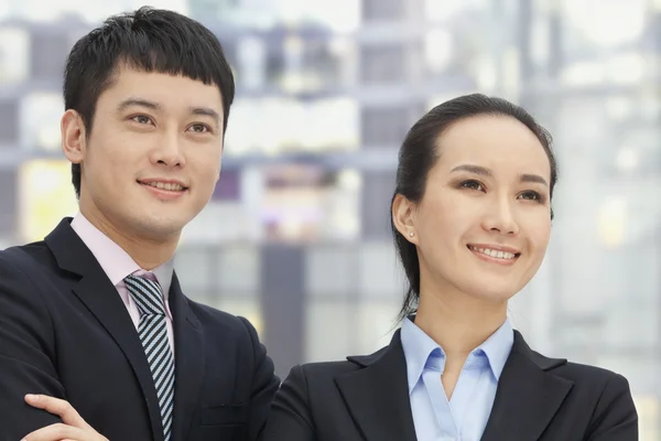 Joven hombre y mujer de negocios — Foto de Stock