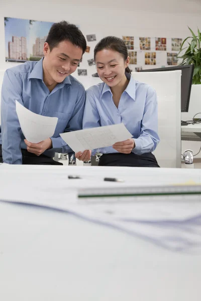 Coworkers discussing project in the office — Stock Photo, Image