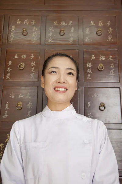 Doctor In Front of Traditional Chinese Medicine Cabinet — Stock Photo, Image