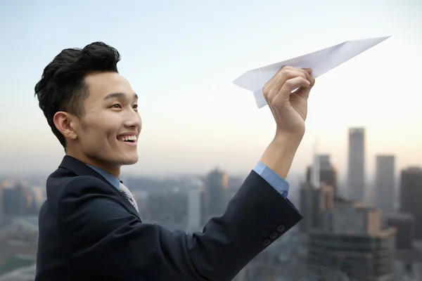 Uomo d'affari Aereo di carta volante — Foto Stock