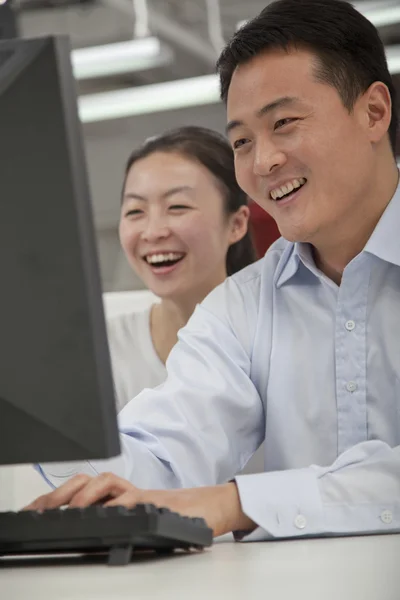 Mensen uit het bedrijfsleven werken op hun computer op kantoor — Stockfoto