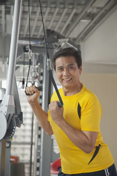 Hombre haciendo ejercicio en el gimnasio —  Fotos de Stock