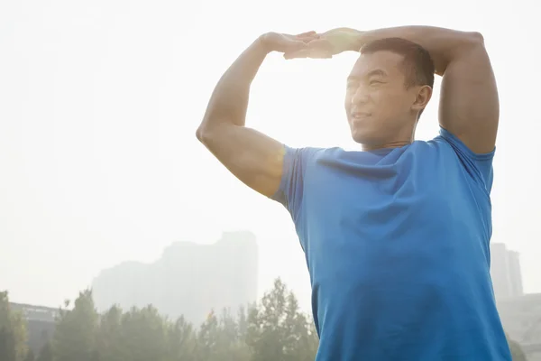 Uomo muscolare stretching — Foto Stock