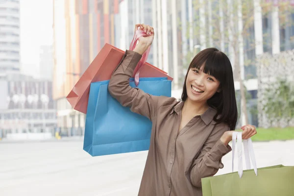 Kvinna som håller i shoppingväskor — Stockfoto