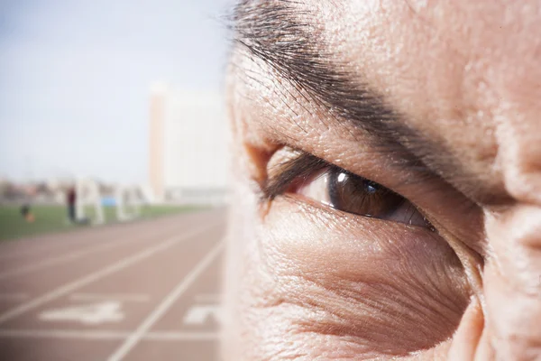 Olho de atleta com expressão irritada — Fotografia de Stock