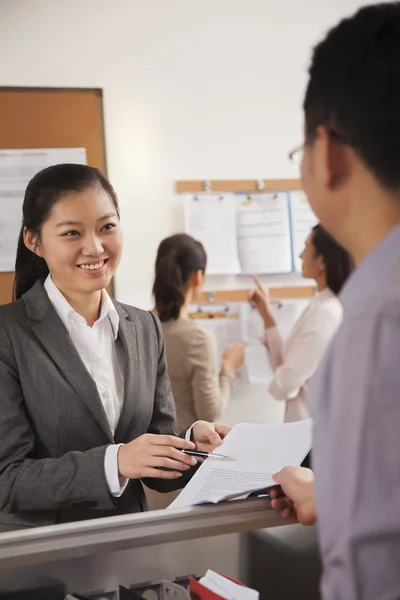 Gente de negocios que trabaja en la oficina — Foto de Stock