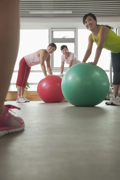 Las mujeres haciendo ejercicio con pelota de fitness — Foto de Stock