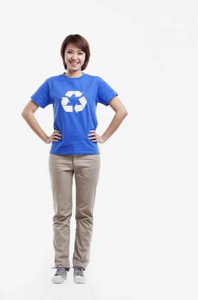 Donna che indossa il simbolo del riciclaggio T-shirt — Foto Stock