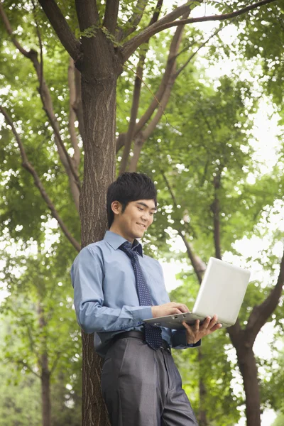 Zakenman werkt aan zijn laptop — Stockfoto