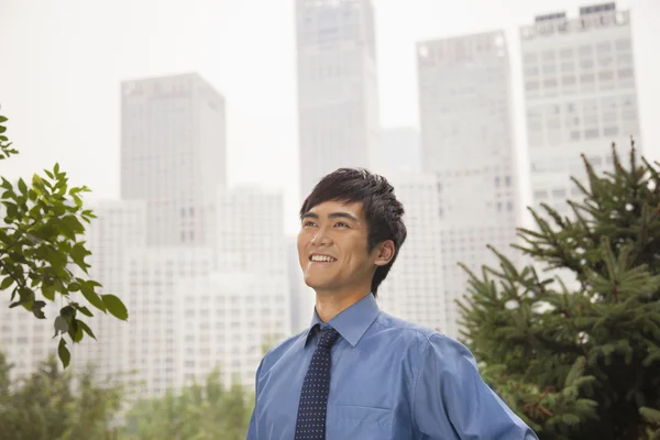 Homme d'affaires souriant dans le parc — Photo