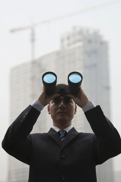 Businessman Using Binoculars — Stock Photo, Image