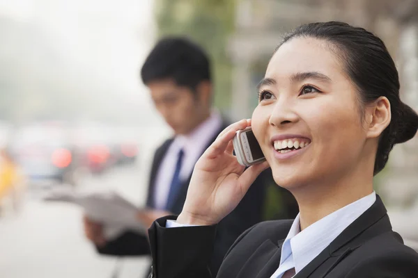 Obchodnice na telefonu — Stock fotografie