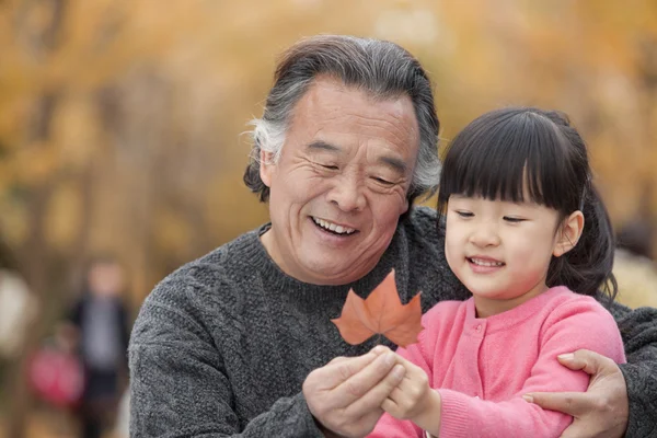 Abuelo y nieta en el parque — Foto de Stock